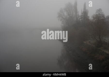 Glasgow, UK, 10. Dezember 2017, Wetter Deutschland, kalt, aber Trocken morgen in Glasgow mit Dunst und Nebel, die das Stadtbild. Credit: Pawel Pietraszewski/Alamy leben Nachrichten Stockfoto