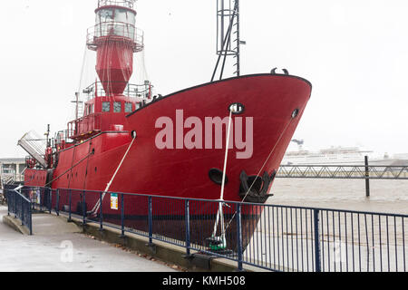 Gravesend, Vereinigtes Königreich. 10. Dezember, 2017. Szenen von Gravesend in Kent, wo der Schnee heute Morgen gefallen ist. Mehr Schnee ist für später heute prognostiziert. Rob Powell/Alamy leben Nachrichten Stockfoto