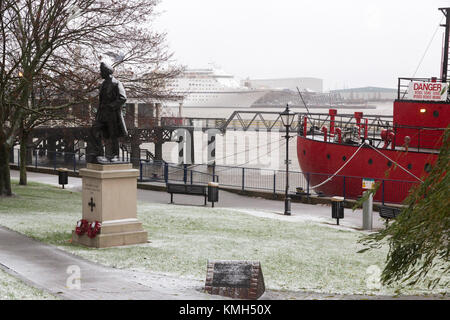 Gravesend, Vereinigtes Königreich. 10. Dezember, 2017. Szenen von Gravesend in Kent, wo der Schnee heute Morgen gefallen ist. Mehr Schnee ist für später heute prognostiziert. Rob Powell/Alamy leben Nachrichten Stockfoto