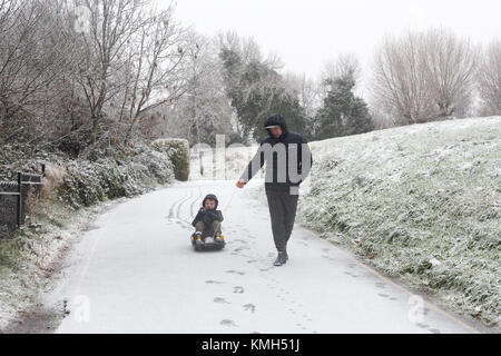 Gravesend, Vereinigtes Königreich. 10. Dezember, 2017. Szenen von Gravesend in Kent, wo der Schnee heute Morgen gefallen ist. Mehr Schnee ist für später heute prognostiziert. Rob Powell/Alamy leben Nachrichten Stockfoto