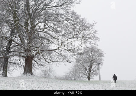 Gravesend, Vereinigtes Königreich. 10. Dezember, 2017. Szenen von Gravesend in Kent, wo der Schnee heute Morgen gefallen ist. Mehr Schnee ist für später heute prognostiziert. Rob Powell/Alamy leben Nachrichten Stockfoto