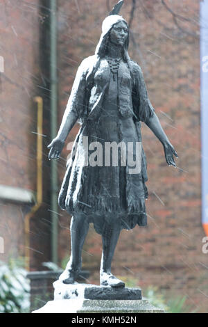 Gravesend, Vereinigtes Königreich. 10. Dezember, 2017. Szenen von Gravesend in Kent, wo der Schnee heute Morgen gefallen ist. Mehr Schnee ist für später heute prognostiziert. Rob Powell/Alamy leben Nachrichten Stockfoto