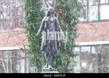 Gravesend, Vereinigtes Königreich. 10. Dezember, 2017. Szenen von Gravesend in Kent, wo der Schnee heute Morgen gefallen ist. Mehr Schnee ist für später heute prognostiziert. Rob Powell/Alamy leben Nachrichten Stockfoto