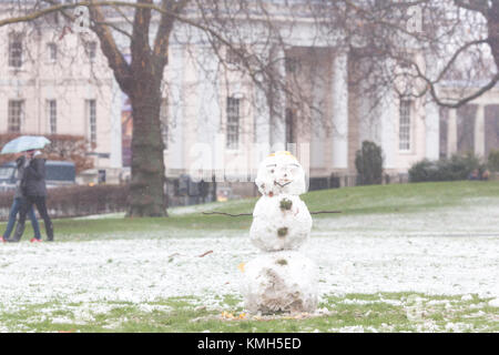 Greenwich, Großbritannien. 10. Dezember, 2017. Abgebildeten Personen im Greenwich Park, South East London, im Schnee heute. Rob Powell/Alamy leben Nachrichten Stockfoto