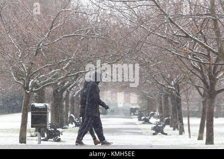 Greenwich, Großbritannien. 10. Dezember, 2017. Abgebildeten Personen im Greenwich Park, South East London, im Schnee heute. Rob Powell/Alamy leben Nachrichten Stockfoto