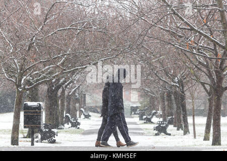 Greenwich, Großbritannien. 10. Dezember, 2017. Abgebildeten Personen im Greenwich Park, South East London, im Schnee heute. Rob Powell/Alamy leben Nachrichten Stockfoto