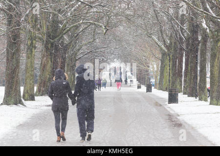 Greenwich, Großbritannien. 10. Dezember, 2017. Abgebildeten Personen im Greenwich Park, South East London, im Schnee heute. Rob Powell/Alamy leben Nachrichten Stockfoto