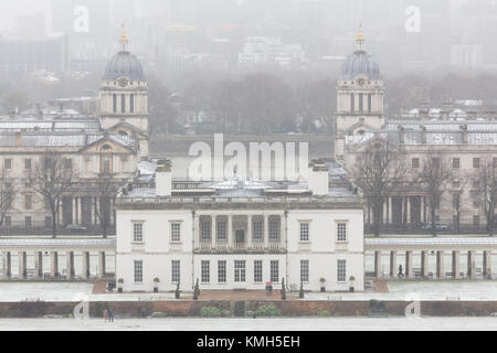 Greenwich, Großbritannien. 10. Dezember, 2017. Abgebildeten Personen im Greenwich Park, South East London, im Schnee heute. Rob Powell/Alamy leben Nachrichten Stockfoto