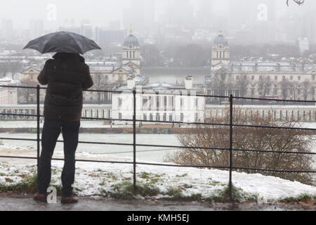 Greenwich, Großbritannien. 10. Dezember, 2017. Abgebildeten Personen im Greenwich Park, South East London, im Schnee heute. Rob Powell/Alamy leben Nachrichten Stockfoto