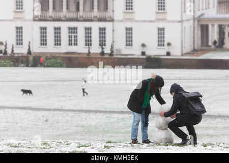 Greenwich, Großbritannien. 10. Dezember, 2017. Abgebildeten Personen im Greenwich Park, South East London, im Schnee heute. Rob Powell/Alamy leben Nachrichten Stockfoto