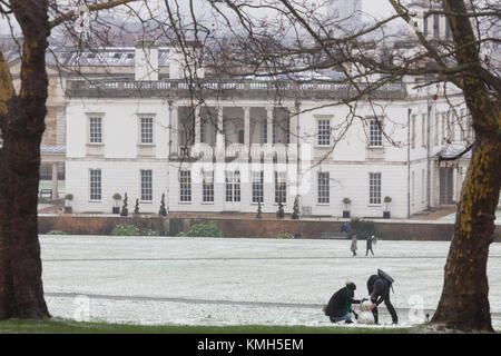 Greenwich, Großbritannien. 10. Dezember, 2017. Abgebildeten Personen im Greenwich Park, South East London, im Schnee heute. Rob Powell/Alamy leben Nachrichten Stockfoto