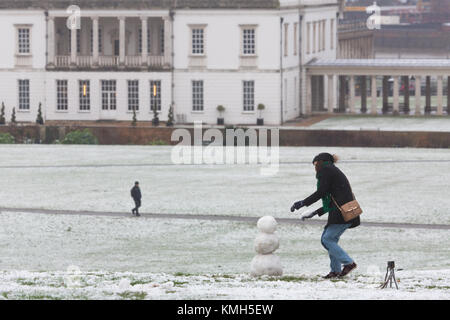 Greenwich, Großbritannien. 10. Dezember, 2017. Abgebildeten Personen im Greenwich Park, South East London, im Schnee heute. Rob Powell/Alamy leben Nachrichten Stockfoto