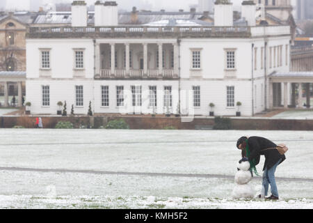 Greenwich, Großbritannien. 10. Dezember, 2017. Abgebildeten Personen im Greenwich Park, South East London, im Schnee heute. Rob Powell/Alamy leben Nachrichten Stockfoto