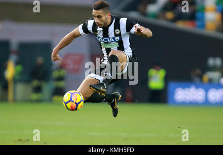 Italien, Udine: Udinese defender Kadhim Ali Adnan steuert die Kugel während der Serie ein Fußballspiel zwischen Udinese Calcio v Benevento Calcio bei Dacia Arena am 10 Dezember, 2017. Quelle: Andrea Spinelli/Alamy leben Nachrichten Stockfoto