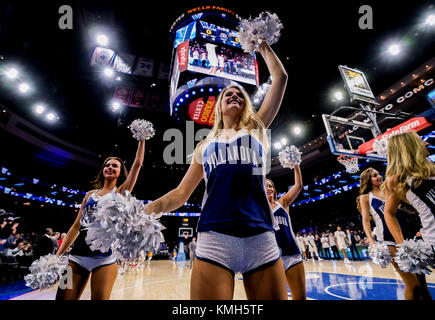 Philadelphia, Pennsylvania, USA. 10 Dez, 2017. Dezember 10, 2017: Die Villanova Dance Team unterhält die Masse während des matchup zwischen den Villanova Wildcats und La Salle Forscher an der Wells Fargo Center am Dezember 10, 2017 in Philadelphia, PA. (Foto von Scott Serio/ESW/CSM/Alamy leben Nachrichten Stockfoto