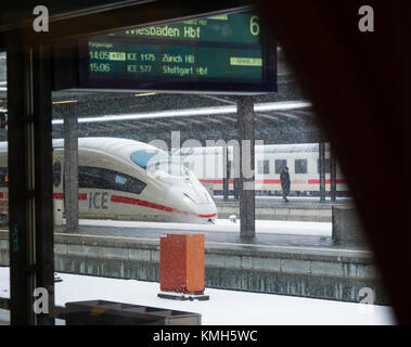 Frankfurt/Main, Deutschland - 10 Dez 2017: Ein snow-ICE abgedeckt wartet am Frankfurter Hauptbahnhof bis Schienen und Weichen de sind - Iced. Der Wintereinbruch mit Schneefall bis in die Niederungen des Deutschland verursachte massive Verzögerungen zu deutschen Intercity Verkehr. Einige Züge wie hier am Frankfurter Hauptbahnhof erreicht ihr Ziel nur mit einer Verzögerung von mehreren Stunden und Links Hunderte Reisende auf der Durchreise strandred. Credit: Erik Tham/Alamy leben Nachrichten Stockfoto