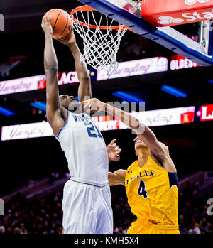 Philadelphia, Pennsylvania, USA. 9. Mai 2014. Dezember 10, 2017: Villanova vorwärts Dhamir Cosby-Roundtree Nr. 21 geht oben für einen Slam Dunk und während der matchup zwischen den Villanova Wildcats und La Salle Forscher an der Wells Fargo Center am Dezember 10, 2017 in Philadelphia, PA verschmutzt ist. Villanova gewann 77-68 Scott Serio/Cal Sport Media/Alamy leben Nachrichten Stockfoto