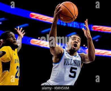 Philadelphia, Pennsylvania, USA. 9. Mai 2014. Dezember 10, 2017: Villanova guard Phil Stand #5 nimmt einen Schuß über La Salle Verteidiger während der matchup zwischen den Villanova Wildcats und La Salle Forscher an der Wells Fargo Center am Dezember 10, 2017 in Philadelphia, PA. Villanova gewann 77-68 Scott Serio/Cal Sport Media/Alamy leben Nachrichten Stockfoto