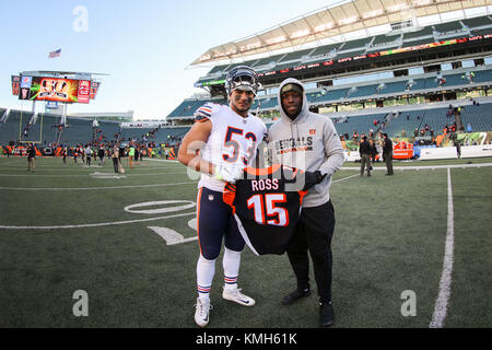 Cincinnati, OH, USA. 10 Dez, 2017. Cincinnati Bengals wide receiver John Ross (15) Die ehemalige Universität von Washington Mannschaftskamerad Chicago Bears inside linebacker John TIMU (53) ein Trikot nach einem Spiel zwischen den Chicago Bears und den Cincinnati Bengals an Paul Brown Stadium in Cincinnati, OH. Die Bären besiegte die Bengals 33-7. Adam Lacy/CSM/Alamy leben Nachrichten Stockfoto
