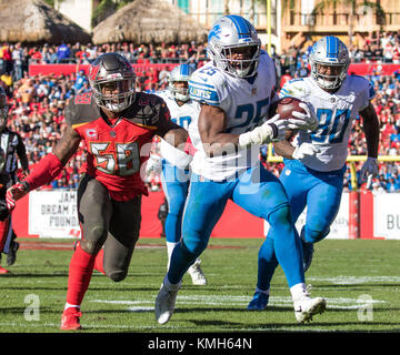 Dezember 10, 2017 - Detroit Lions zurück läuft, Theo Riddick (25) Läuft 18 Yards und einen Touchdown im 3. Quartal im Spiel zwischen den Detroit Lions und die Tampa Bay Buccaneers bei Raymond James Stadium in Tampa, Florida. Del Mecum/CSM Stockfoto