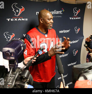 Houston, TX, USA. 10 Dez, 2017. Ehemalige Houston Rocket legende Hakeem Olajuwon ist vor Beginn der NFL Spiel zwischen den San Francisco 49ers und der Houston Texans an NRG Stadion in Houston, TX interviewt. John Glaser/CSM/Alamy leben Nachrichten Stockfoto