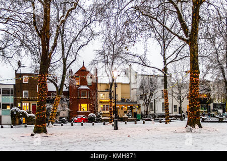 Highgate, London, UK. 10. Dezember 2017. Schnee verursacht Reisen störend, aber bringt festliche Atmosphäre zu Highgate im Norden von London, Großbritannien Stockfoto