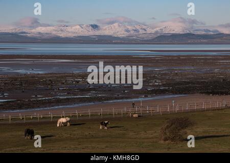 Morecambe Bay, Morecambe, Lancashire, Großbritannien. 11 Dez, 2017. Während viele Teile der das Vereinigte Königreich, wo MOrecambe Bay während von Schnee auf den hohen Fells des Lake District und der Lancashire Hügel umgeben blieb klar Credit: David Billinge/Alamy leben Nachrichten Stockfoto