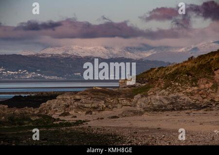 Morecambe Bay, Morecambe, Lancashire, Großbritannien. 11 Dez, 2017. Während viele Teile der das Vereinigte Königreich, wo MOrecambe Bay während von Schnee auf den hohen Fells des Lake District und der Lancashire Hügel umgeben blieb klar Credit: David Billinge/Alamy leben Nachrichten Stockfoto