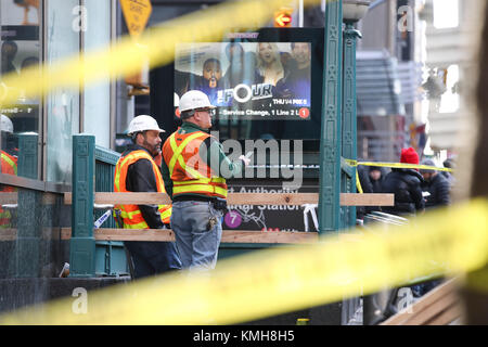 New York, USA. 11 Dez, 2017. MTA Arbeitnehmer geben Sie die Szene von einer Explosion in New York City, USA, am Dez. 11, 2017. Vier Menschen wurden bei der Explosion in einer Passage in der Nähe von Times Square, Manhattan in New York City Montag morgen Früh verletzt. Credit: Wang Ying/Xinhua/Alamy leben Nachrichten Stockfoto