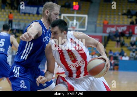 Zagreb. 11 Dez, 2017. Milko Bjelica (R) von Crvena Zvezda Mias mit Luka in der cibona während der ABA-Liga basketball Match zwischen Cibona und Crvena Zvezda in Zagreb, Kroatien am Dez. 11, 2017. Crvena Zvezda gewann 93-87. Credit: Dalibor Urukalovic/Xinhua/Alamy leben Nachrichten Stockfoto