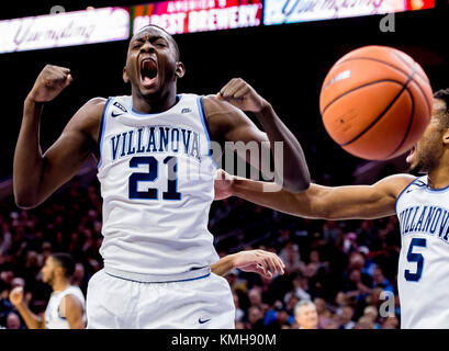 Philadelphia, Pennsylvania, USA. 9. Mai 2014. Dezember 10, 2017: Villanova vorwärts Dhamir Cosby-Roundtree #21 feiert einen Slam Dunk und ein Foul, während das matchup zwischen den Villanova Wildcats und La Salle Forscher an der Wells Fargo Center am Dezember 10, 2017 in Philadelphia, PA. Villanova gewann 77-68 Scott Serio/CSM/Alamy leben Nachrichten Stockfoto