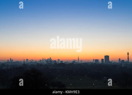 London, Großbritannien. 12 Dez, 2017. London, 12. Dezember 2017. Die Skyline von London wartet auf den Sonnenaufgang an einem klaren sehr kalten Morgen in London, von Primrose Hill in Camden gesehen. Credit: Paul Davey/Alamy leben Nachrichten Stockfoto