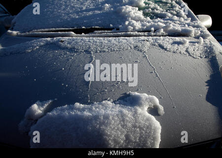 Tadworth, Surrey, Großbritannien. 12 Dez, 2017. Über Nacht Schnee erstarrte Fahrzeuge auf ihren Zufahrten bei Temperaturen von minus 10 C, aber die Sonne macht einen ziemlich Muster im Morgenlicht Credit: Motofoto/Alamy leben Nachrichten Stockfoto