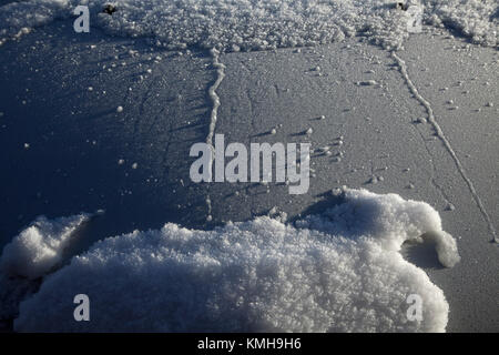 Tadworth, Surrey, Großbritannien. 12 Dez, 2017. Über Nacht Schnee erstarrte Fahrzeuge auf ihren Zufahrten bei Temperaturen von minus 10 C, aber die Sonne macht einen ziemlich Muster im Morgenlicht Credit: Motofoto/Alamy leben Nachrichten Stockfoto