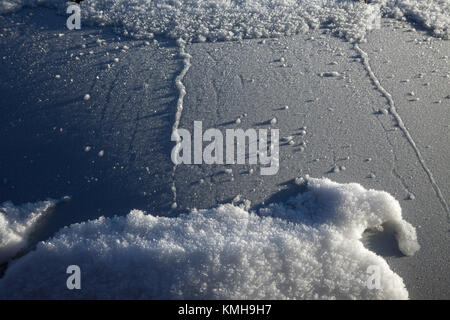 Tadworth, Surrey, Großbritannien. 12 Dez, 2017. Über Nacht Schnee erstarrte Fahrzeuge auf ihren Zufahrten bei Temperaturen von minus 10 C, aber die Sonne macht einen ziemlich Muster im Morgenlicht Credit: Motofoto/Alamy leben Nachrichten Stockfoto