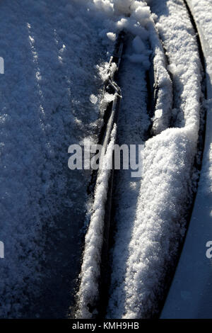 Tadworth, Surrey, Großbritannien. 12 Dez, 2017. Über Nacht Schnee erstarrte Fahrzeuge auf ihren Zufahrten bei Temperaturen von minus 10 C, aber die Sonne macht einen ziemlich Muster im Morgenlicht Credit: Motofoto/Alamy leben Nachrichten Stockfoto