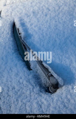 Tadworth, Surrey, Großbritannien. 12 Dez, 2017. Über Nacht Schnee erstarrte Fahrzeuge auf ihren Zufahrten bei Temperaturen von minus 10 C, aber die Sonne macht einen ziemlich Muster im Morgenlicht Credit: Motofoto/Alamy leben Nachrichten Stockfoto