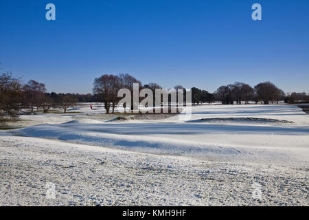 Tadworth, Surrey, Großbritannien. 12 Dez, 2017. Über Nacht Schnee erstarrte, den Golf an der Walton Heath als Temperaturen von minus 7 C die Fairways und Greens erstarrte. Aber die niedrige Sonne macht einen ziemlich Muster auf den Fairways. Credit: Motofoto/Alamy leben Nachrichten Stockfoto