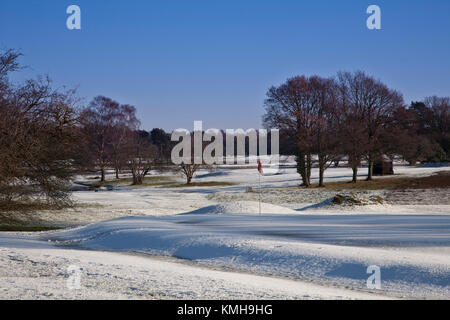 Tadworth, Surrey, Großbritannien. 12 Dez, 2017. Über Nacht Schnee erstarrte, den Golf an der Walton Heath als Temperaturen von minus 7 C die Fairways und Greens erstarrte. Aber die niedrige Sonne macht einen ziemlich Muster auf den Fairways. Credit: Motofoto/Alamy leben Nachrichten Stockfoto