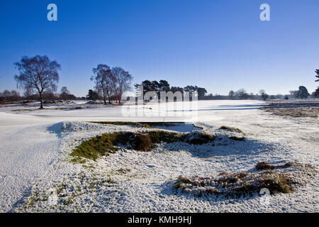 Tadworth, Surrey, Großbritannien. 12 Dez, 2017. Über Nacht Schnee erstarrte, den Golf an der Walton Heath als Temperaturen von minus 7 C die Fairways und Greens erstarrte. Aber die niedrige Sonne macht einen ziemlich Muster auf den Fairways. Credit: Motofoto/Alamy leben Nachrichten Stockfoto