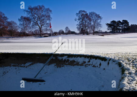 Tadworth, Surrey, Großbritannien. 12 Dez, 2017. Über Nacht Schnee erstarrte, den Golf an der Walton Heath als Temperaturen von minus 7 C die Fairways und Greens erstarrte. Aber die niedrige Sonne macht einen ziemlich Muster auf den Fairways. Credit: Motofoto/Alamy leben Nachrichten Stockfoto