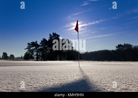 Tadworth, Surrey, Großbritannien. 12 Dez, 2017. Über Nacht Schnee erstarrte, den Golf an der Walton Heath als Temperaturen von minus 7 C die Fairways und Greens erstarrte. Aber die niedrige Sonne macht einen ziemlich Muster auf den Fairways. Credit: Motofoto/Alamy leben Nachrichten Stockfoto