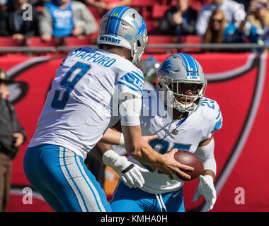 Dezember 10, 2017 - Detroit Lions Quarterback Matthew Stafford (9) Hände den Ball für den Detroit Lions zurück läuft, Theo Riddick (25), in der ersten Hälfte im Spiel zwischen den Detroit Lions und die Tampa Bay Buccaneers bei Raymond James Stadium in Tampa, Florida. Del Mecum/CSM Stockfoto