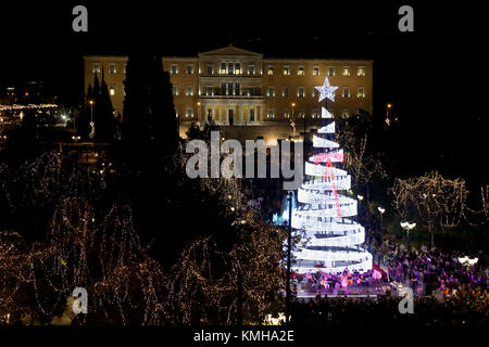 Athen, Griechenland. 12 Dez, 2017. Ein Weihnachtsbaum ist während des Aufleuchtens Zeremonie auf dem Syntagma-Platz in Athen, Griechenland gesehen, am Dez. 12, 2017. Die jährlichen Beleuchtung der Athener Weihnachtsbaum auf dem Syntagma-platz vor dem griechischen Parlament wurde am Dienstag Abend statt, offiziell zum Auftakt der Saison feiern in der griechischen Hauptstadt. Credit: Marios Lolos/Xinhua/Alamy leben Nachrichten Stockfoto