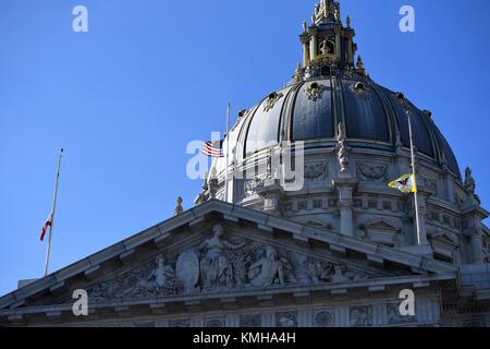 San Francisco, USA. 12 Dez, 2017. Fahnen wehen auf Halbmast der Bürgermeister von San Francisco, Ed Lee in San Francisco, USA, am Dez. 12, 2017 zu beklagen. Ed Lee, die erste Asiatische amerikanische Bürgermeister von San Francisco im US-Bundesstaat Kalifornien, unerwartet frühen Dienstag Morgen starb im Alter von 65 Jahren nach einem Herzinfarkt, lokale TV berichtet. Credit: Wu Xiaoling/Xinhua/Alamy leben Nachrichten Stockfoto
