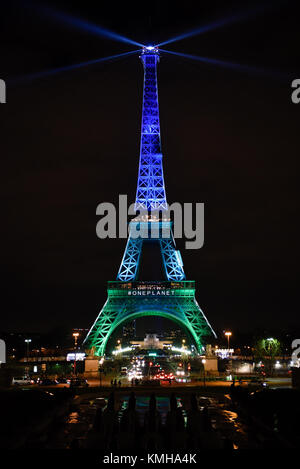 Paris, Frankreich. 12 Dez, 2017. Der Eiffelturm ist in Blau und Grün beleuchtet die "One Planet Gipfel in Paris, Frankreich grüßen, am Dez. 12, 2017. Politiker und Vertreter der wichtigsten internationalen Organisationen, die auf die 'One Planet Gipfel versammelt in Paris Dienstag des Planeten "ökologischen Sofortmaßnahmen zur Adresse' und internationale Klima Aktionen beschleunigen. Credit: Chen Yichen/Xinhua/Alamy leben Nachrichten Stockfoto