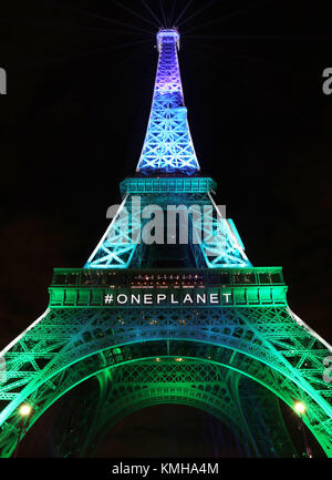 Paris, Frankreich. 12 Dez, 2017. Der Eiffelturm ist in Blau und Grün beleuchtet die "One Planet Gipfel in Paris, Frankreich grüßen, am Dez. 12, 2017. Politiker und Vertreter der wichtigsten internationalen Organisationen, die auf die 'One Planet Gipfel versammelt in Paris Dienstag des Planeten "ökologischen Sofortmaßnahmen zur Adresse' und internationale Klima Aktionen beschleunigen. Credit: Li Genxing/Xinhua/Alamy leben Nachrichten Stockfoto