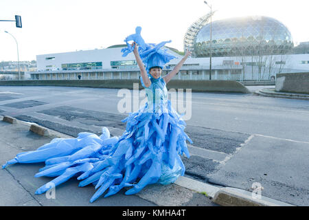 Paris, Frankreich. 12 Dez, 2017. Der chinesische Künstler Kong Ning führt ihre Performance "Little Blue Man "anlässlich der "One Planet Gipfel" das Bewusstsein der Öffentlichkeit für den Klimawandel in Paris, Frankreich, zu erheben, am Dez. 12, 2017. Credit: Shang Feng/Xinhua/Alamy leben Nachrichten Stockfoto