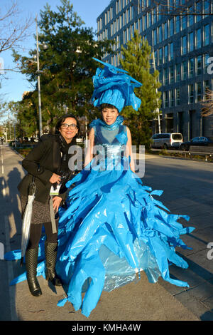 Paris, Frankreich. 12 Dez, 2017. Der chinesische Künstler Kong Ning (R) Posen für Fotos, während ihre Performance "Little Blue Man darstellende "anlässlich der "One Planet Gipfel" das Bewusstsein der Öffentlichkeit für den Klimawandel in Paris, Frankreich, zu erheben, am Dez. 12, 2017. Credit: Shang Feng/Xinhua/Alamy leben Nachrichten Stockfoto