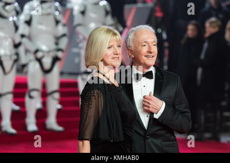 London, Großbritannien. 12 Dez, 2017. Anthony Daniels (R) und Christine Savage (L) kommen für den europäischen Film Premiere von "Star Wars: Der letzte Jedi" in der Royal Albert Hall in London. Credit: Wiktor Szymanowicz/Alamy leben Nachrichten Stockfoto